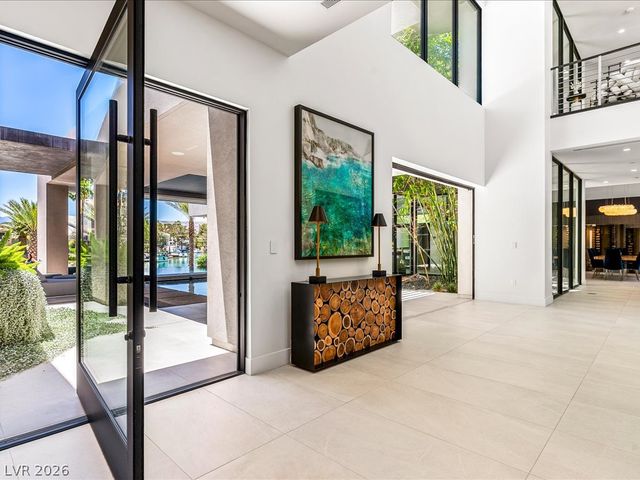 8733 Newport Isle Court, Las Vegas, NV 89117