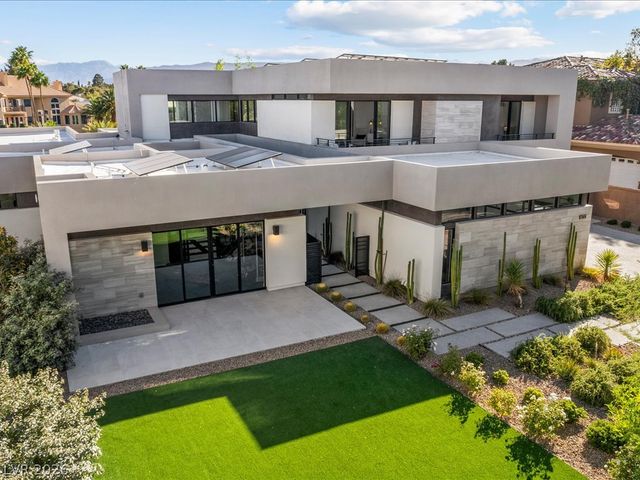8733 Newport Isle Court, Las Vegas, NV 89117