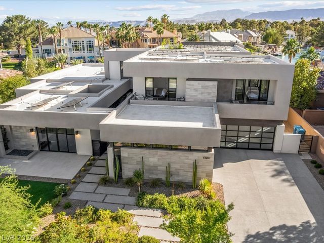8733 Newport Isle Court, Las Vegas, NV 89117