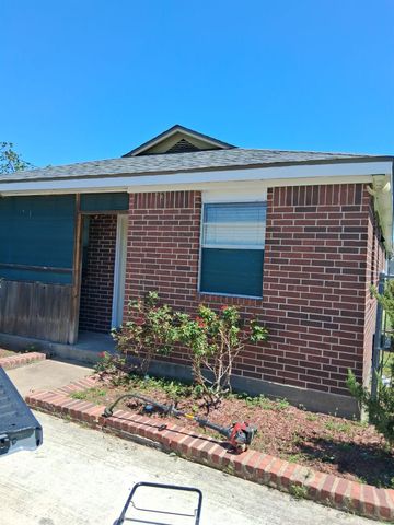 2713 Avenue C, Dickinson, TX 77539