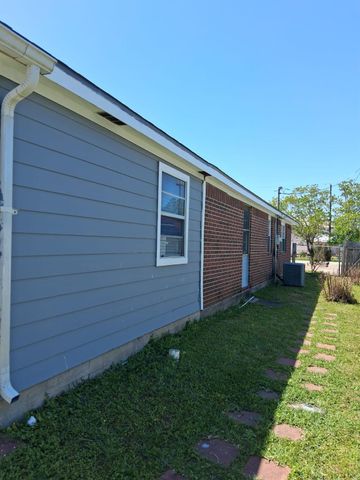 2713 Avenue C, Dickinson, TX 77539