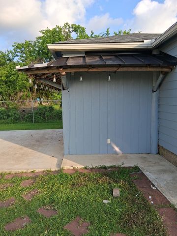 2713 Avenue C, Dickinson, TX 77539