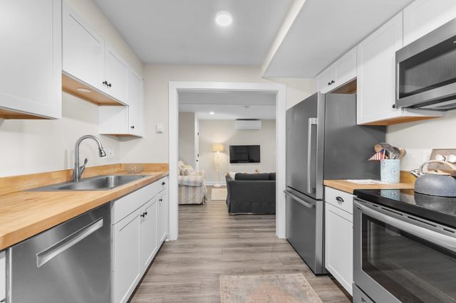 11 Broadway Avenue C, Rockport, MA 01966