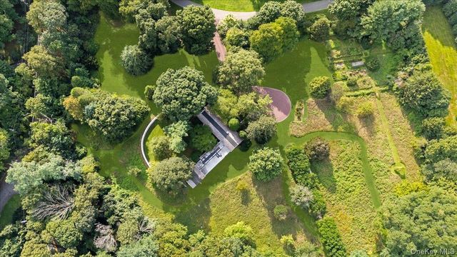 347 Duck Pond Road, Matinecock, NY 11560