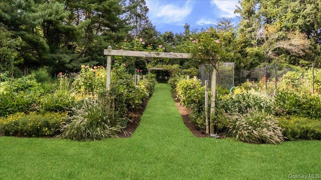 347 Duck Pond Road, Matinecock, NY 11560