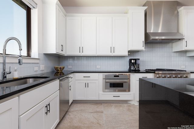 27 MARIPOSA PKWY E, Boerne, TX 78006