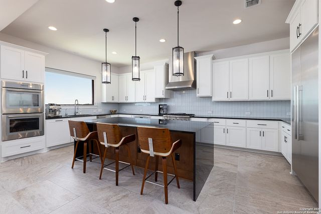 27 MARIPOSA PKWY E, Boerne, TX 78006