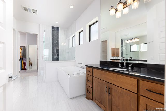27 MARIPOSA PKWY E, Boerne, TX 78006