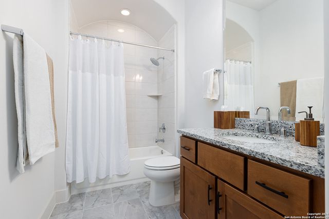 27 MARIPOSA PKWY E, Boerne, TX 78006