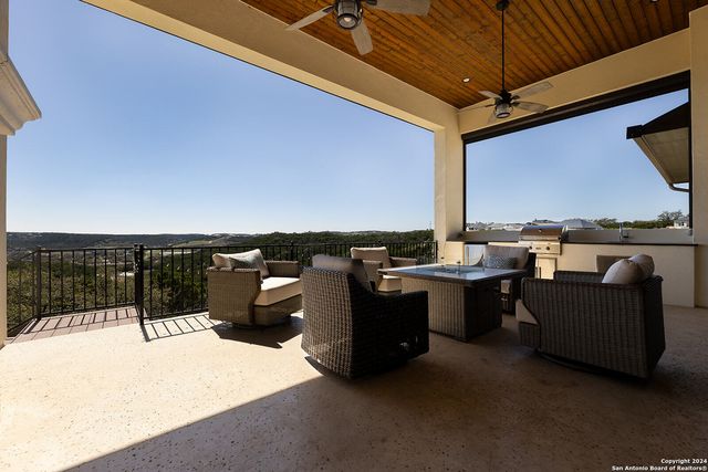 27 MARIPOSA PKWY E, Boerne, TX 78006