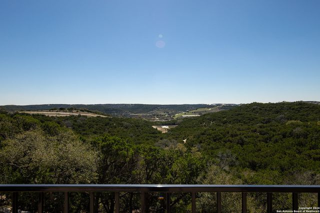 27 MARIPOSA PKWY E, Boerne, TX 78006