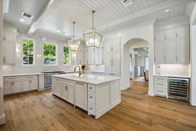 10801 Long Shadow Lane, Hunters Creek Village, TX 77024