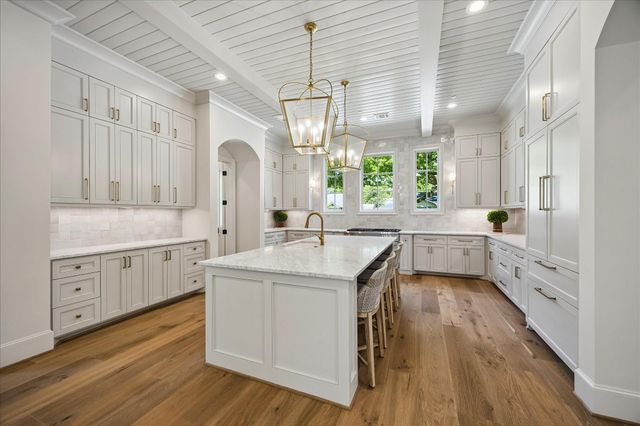 10801 Long Shadow Lane, Hunters Creek Village, TX 77024