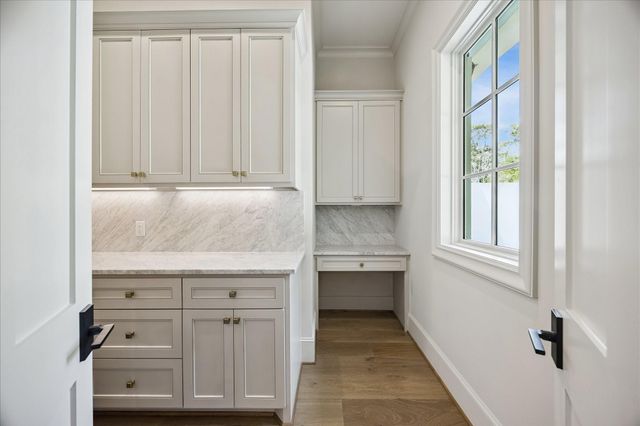 10801 Long Shadow Lane, Hunters Creek Village, TX 77024