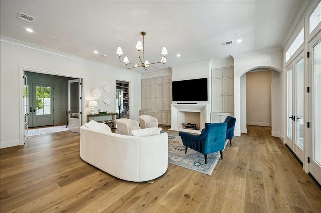 10801 Long Shadow Lane, Hunters Creek Village, TX 77024