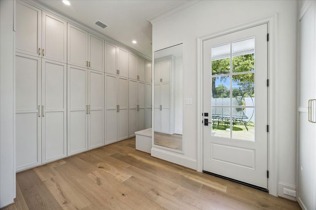 10801 Long Shadow Lane, Hunters Creek Village, TX 77024