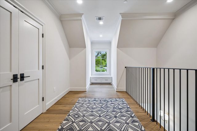 10801 Long Shadow Lane, Hunters Creek Village, TX 77024