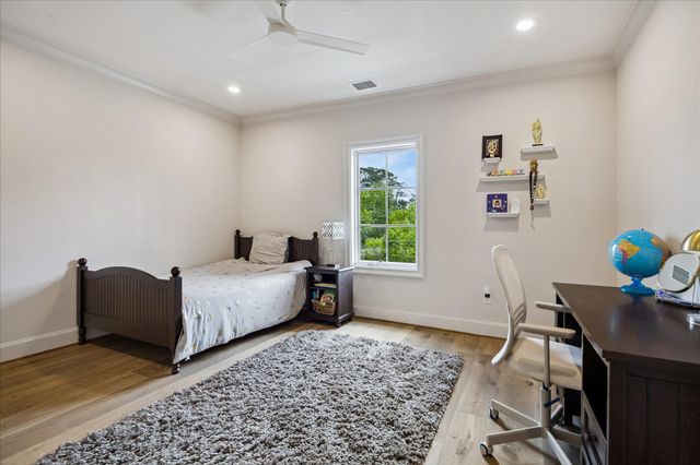 10801 Long Shadow Lane, Hunters Creek Village, TX 77024