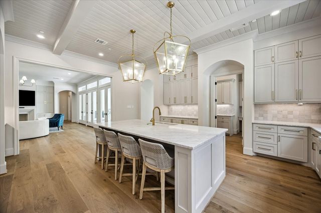 10801 Long Shadow Lane, Hunters Creek Village, TX 77024