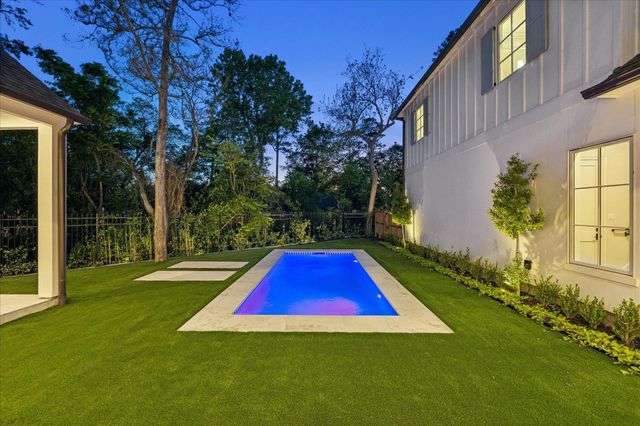 10801 Long Shadow Lane, Hunters Creek Village, TX 77024