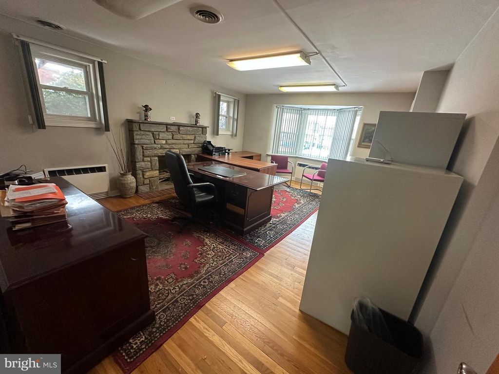 Image 3 of property listing at 712-D E MACDADE BLVD, Folsom, PA 19033