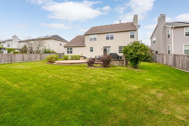 718 Versailles Parkway, Oswego, IL 60543