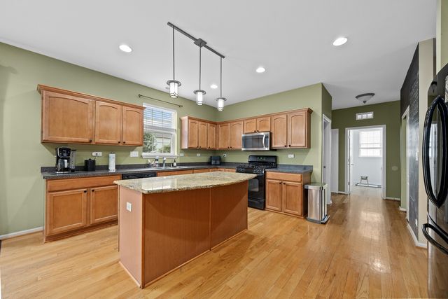 718 Versailles Parkway, Oswego, IL 60543