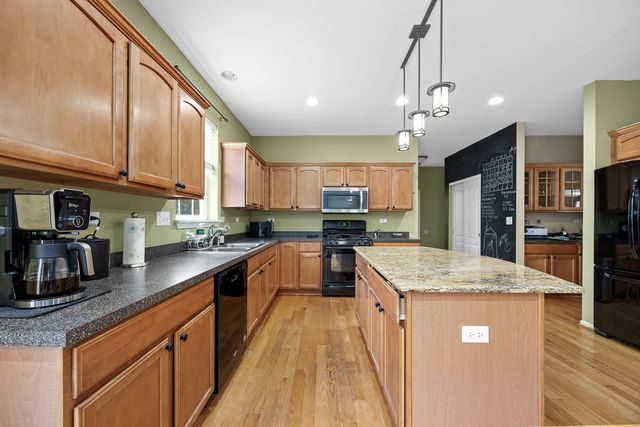 718 Versailles Parkway, Oswego, IL 60543