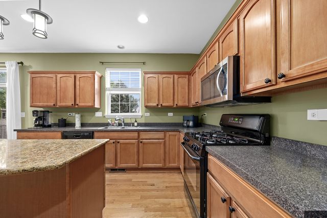 718 Versailles Parkway, Oswego, IL 60543