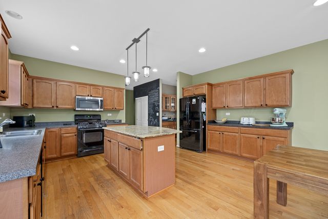 718 Versailles Parkway, Oswego, IL 60543
