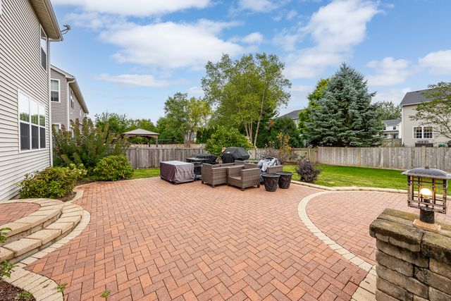 718 Versailles Parkway, Oswego, IL 60543
