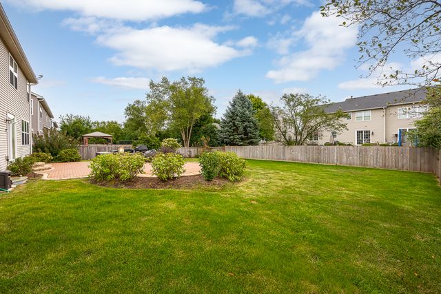 718 Versailles Parkway, Oswego, IL 60543
