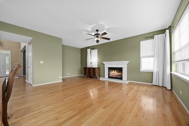 718 Versailles Parkway, Oswego, IL 60543