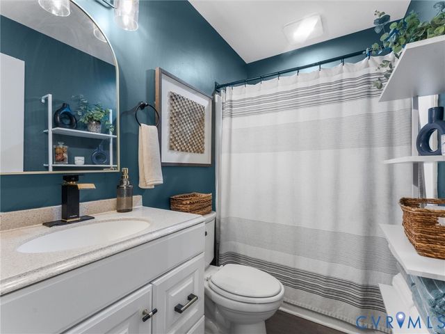 7990 Meadow Dr, Mechanicsville, VA 23111