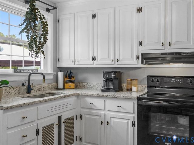 7990 Meadow Dr, Mechanicsville, VA 23111