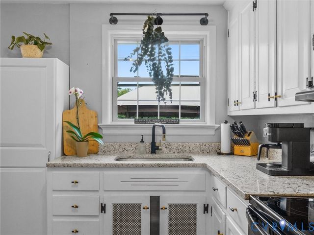 7990 Meadow Dr, Mechanicsville, VA 23111