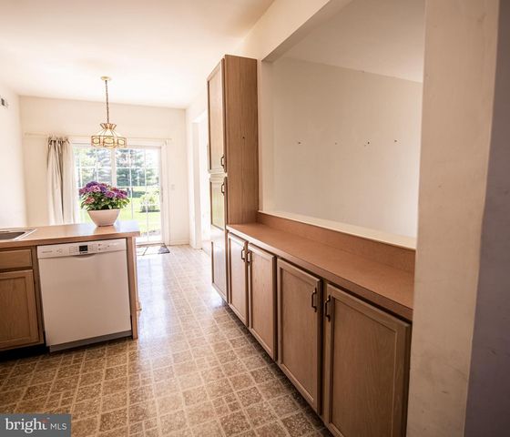 135 S FOUNDERS CT, Warrington, PA 18976