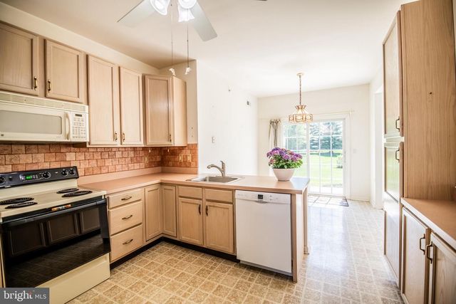 135 S FOUNDERS CT, Warrington, PA 18976