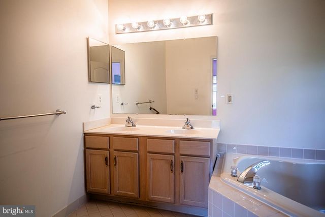 135 S FOUNDERS CT, Warrington, PA 18976