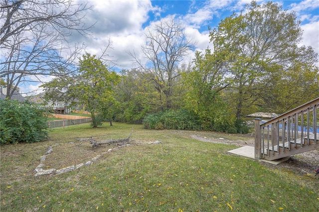 1025 SW Pacific Drive, Lee's Summit, MO 64081