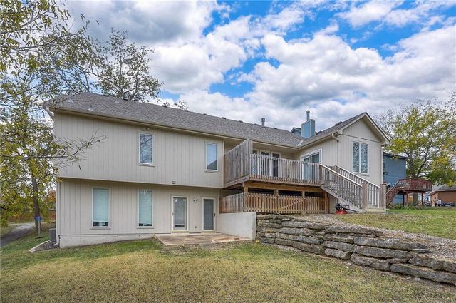 1025 SW Pacific Drive, Lee's Summit, MO 64081