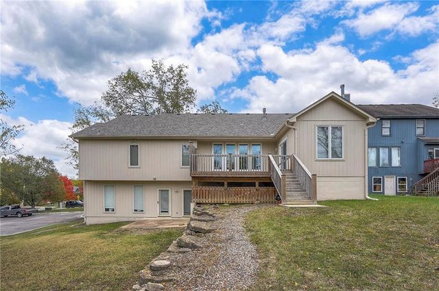 1025 SW Pacific Drive, Lee's Summit, MO 64081