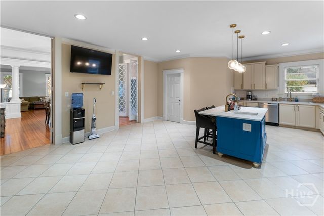 121 E Victory Drive, Savannah, GA 31405