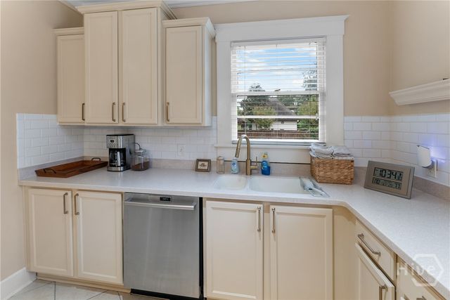 121 E Victory Drive, Savannah, GA 31405