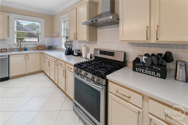 121 E Victory Drive, Savannah, GA 31405