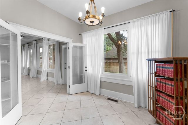 121 E Victory Drive, Savannah, GA 31405