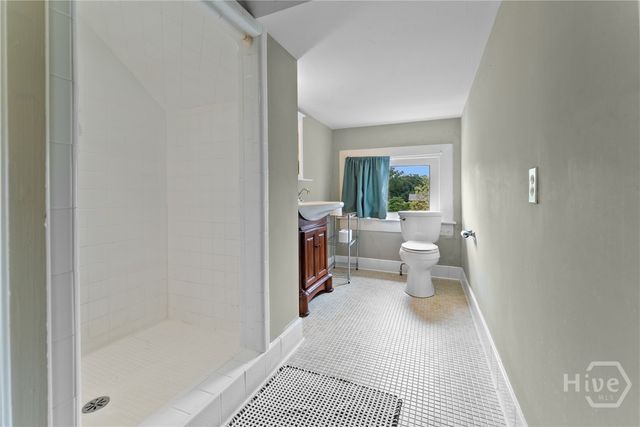 121 E Victory Drive, Savannah, GA 31405