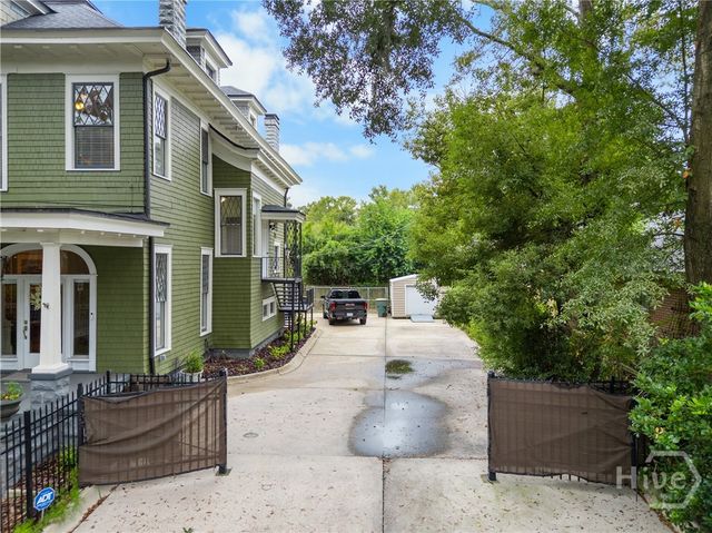 121 E Victory Drive, Savannah, GA 31405