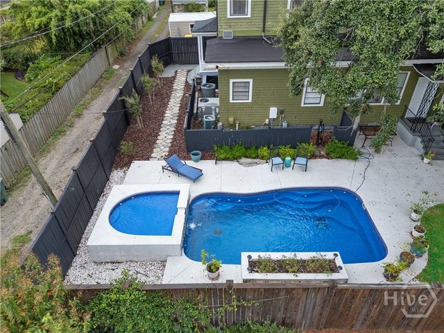 121 E Victory Drive, Savannah, GA 31405