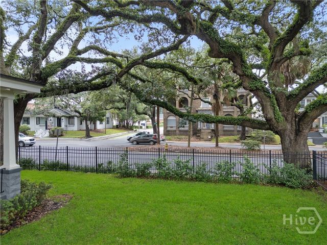121 E Victory Drive, Savannah, GA 31405